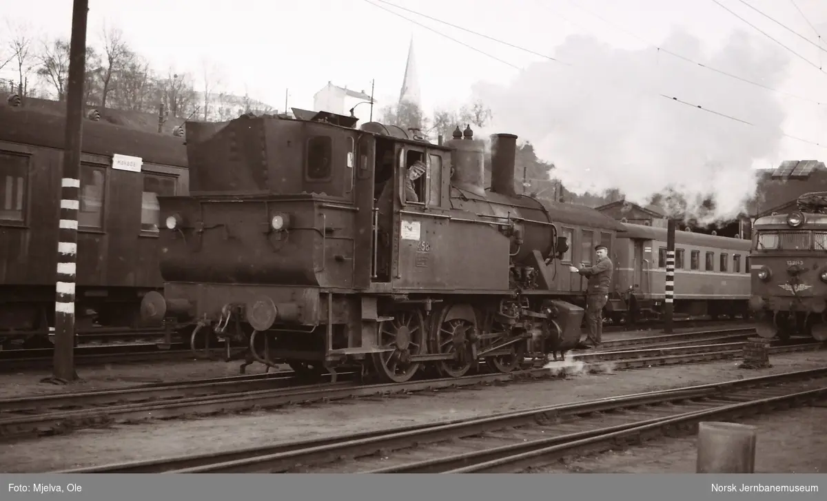 Damplokomotiv type 23b nr. 458 i skiftetjeneste i Lodalen i Oslo. Til høyre skimtes elektrisk lokomotiv El 13 nr. 2143.