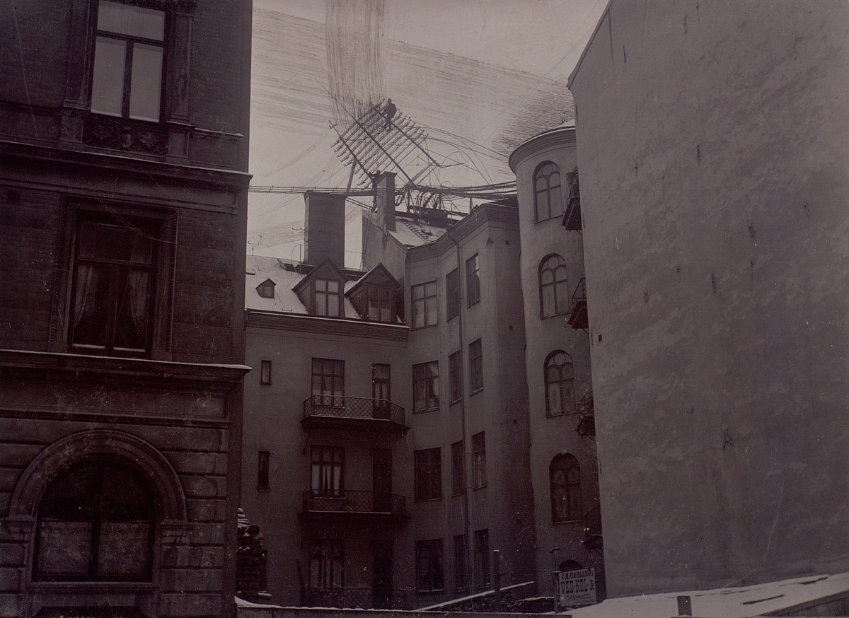 Bellbolagets galge Nyårsdagen 1897. Nybrogatan - Linnégatan, Stockholm.