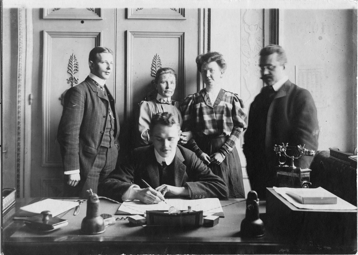 Gruppbild från linjebyråns telegraftrafikbyrån 1906. Stående de från vänster: amanuens S.G. Tigerström, telegrafisten T.F. Bahr och M.L. Bratt samt notarie K.G. Lidman. Sittande: assistent Hugo Jonsson.