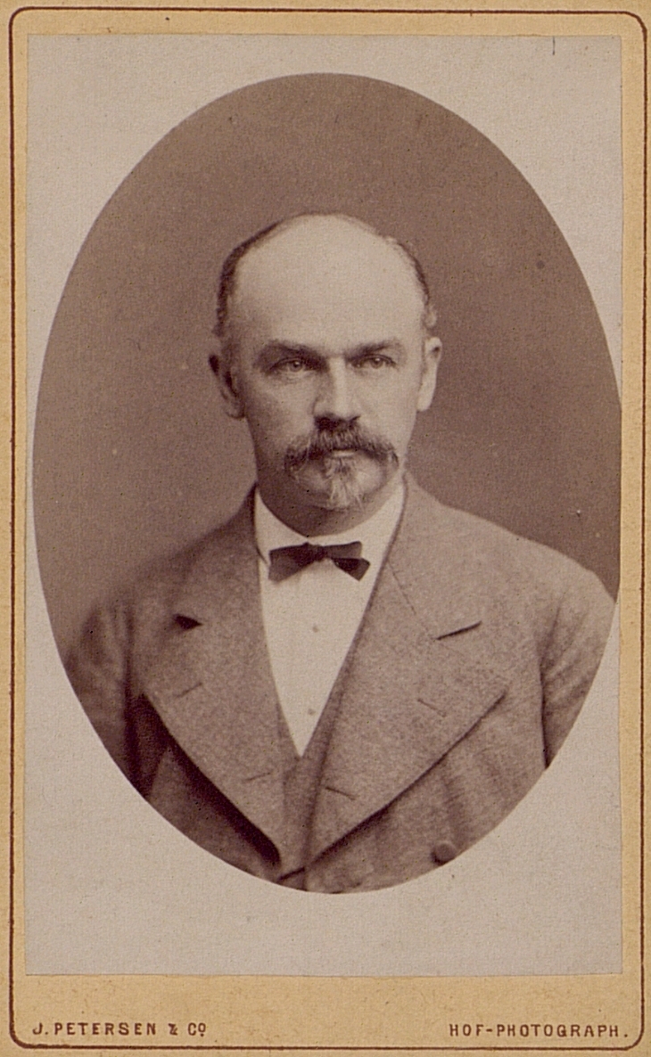 Fotot föreställer Gustaf Otto Christian Möller (1833-1891),  telegrafkommissarie vid Malmö telegrafstation från 1856. Han blev telegrafdirektör när stationen upphöjdes till direktörsstation februari 1864.