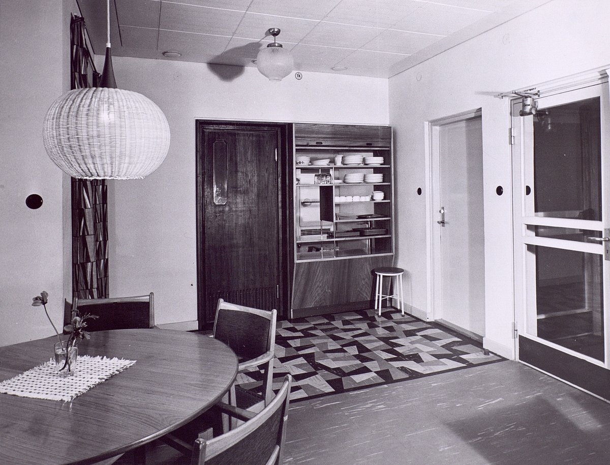 Leksands telefonstation år 1957. Telefonsal. Personalrum.