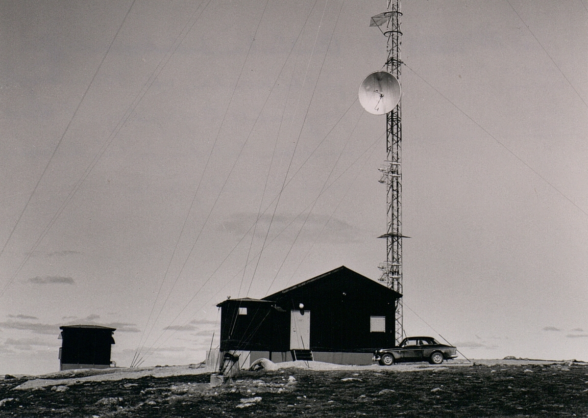 Radiolänkstationen i Saltispounda, ett 600 m högt berg intill Arjeplog. Förmedlar telefonförbindelserna med Arvidjuar, 15.6. 1972.