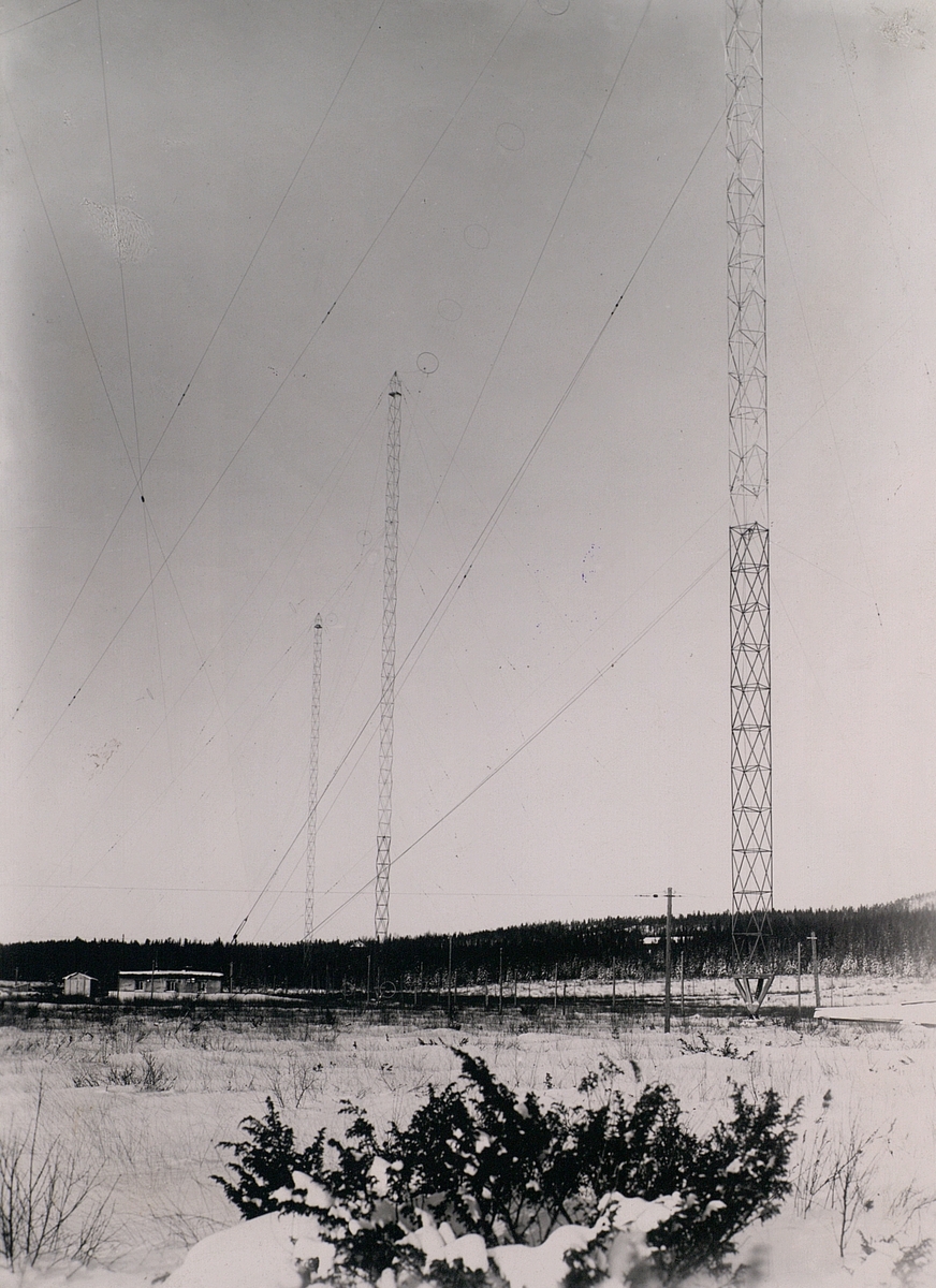 Bodens radiostation. Masthöjd 108 meter. Kuststation och till 1938 även rundradiostation.