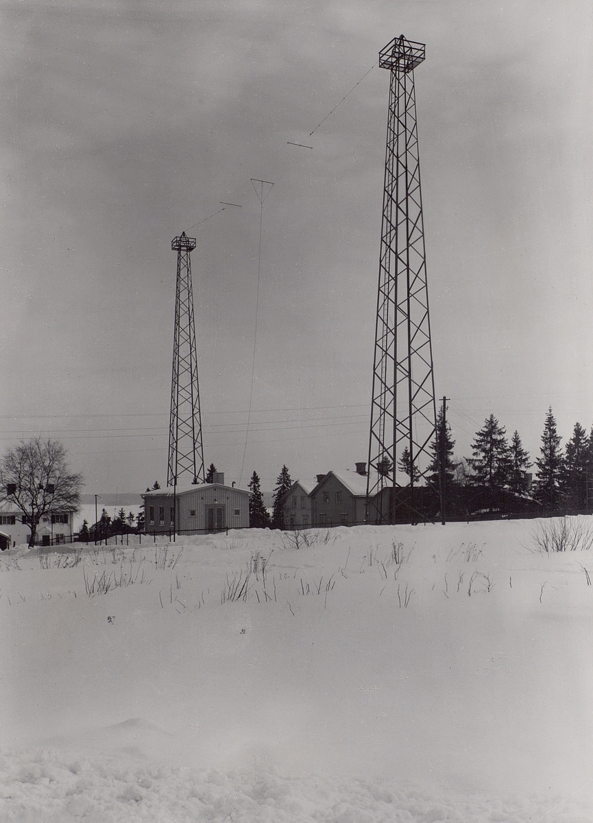 Hudiksvall. Rundradiostationen, byggd 1935. Mast höjd 30 m. Relästation. Exteriör.