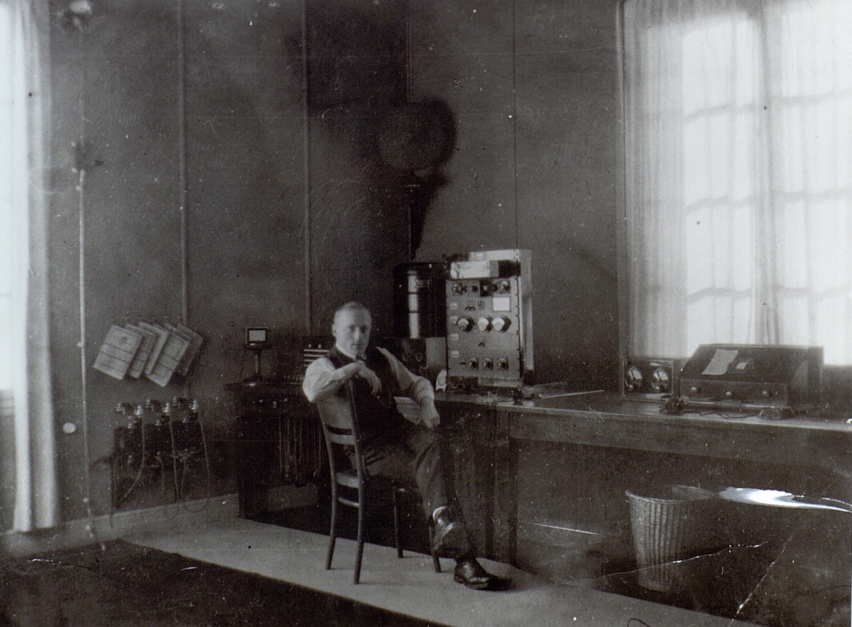 Interiör från den första radiostationen i Hörby. Mannen är Arthur Emanuel Svensson. Sedemera radiokommisarie i Boden.