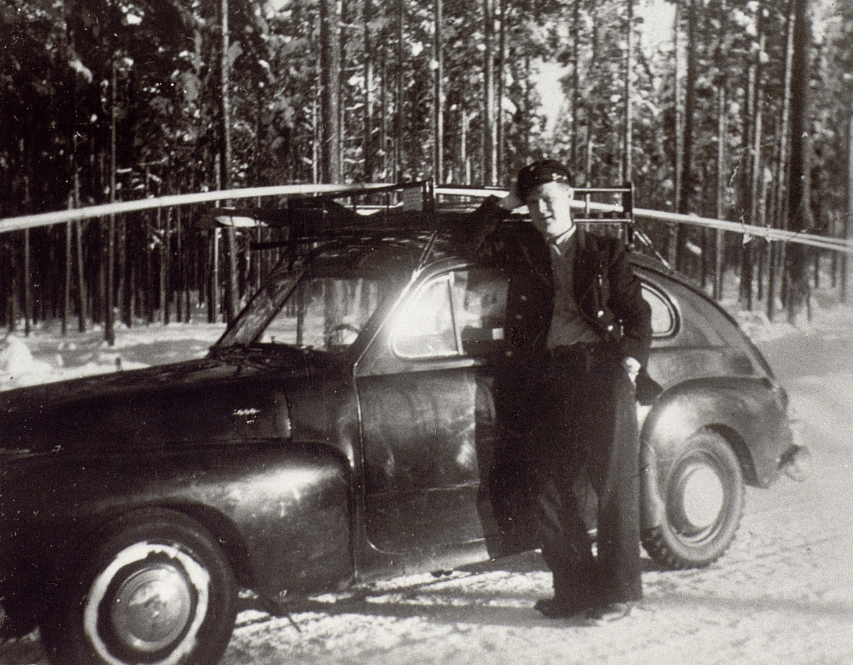 Curt Wiberg som resereparatör. På biltaket snöspön. 1950-talet.