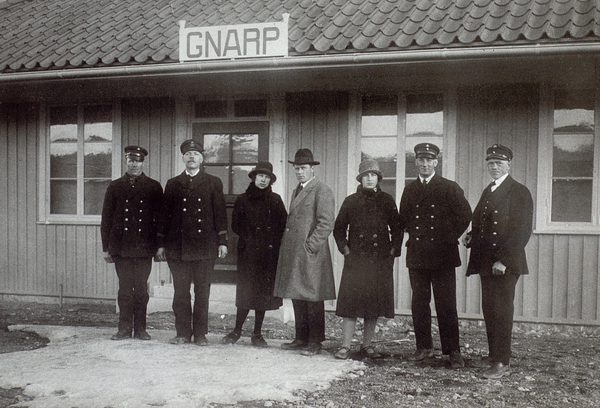 Utanför järnvägsstationen i Gnarp på 1920-talet. Personer från vänster, Olle Djäkner, linjeförman Clas Wennberg, 4:e Per Hedlund med fru, 6:e Per viktor Ek med sin hustru Anna och Helmer Hallenius.