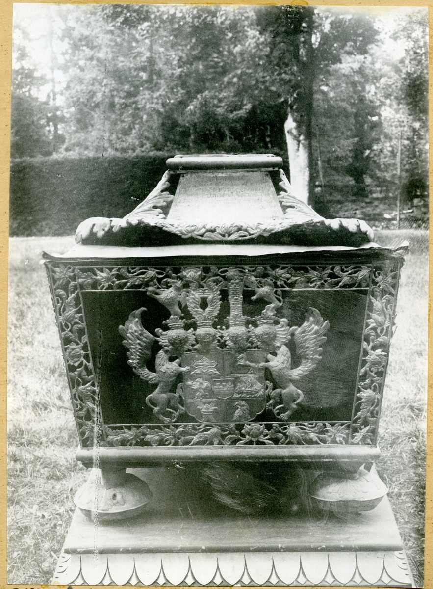 Badelunda sn, Badelunda kyrka. Horn-Wittenbergska gravkoret. Herregraven VI. Polidora Christiana Wrangels kista. 1927.
