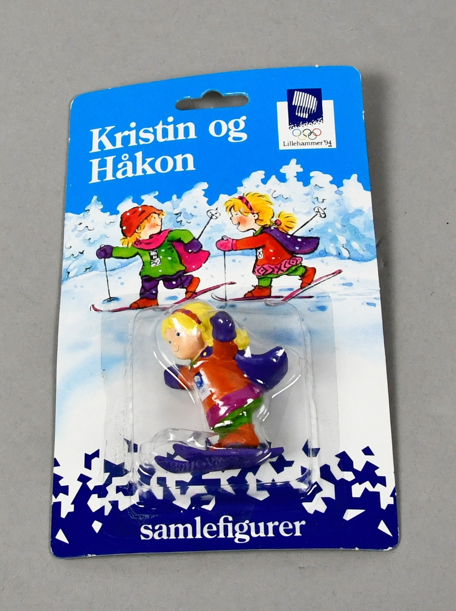 Samlefigur som fremstiller maskoten Kristin hopper på ski