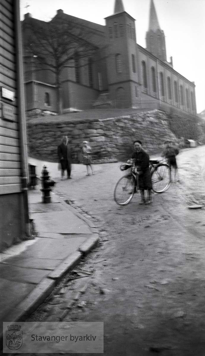 Tidligere Dr Eyes gade. Gutt med sykkel i bakken ved kirken.