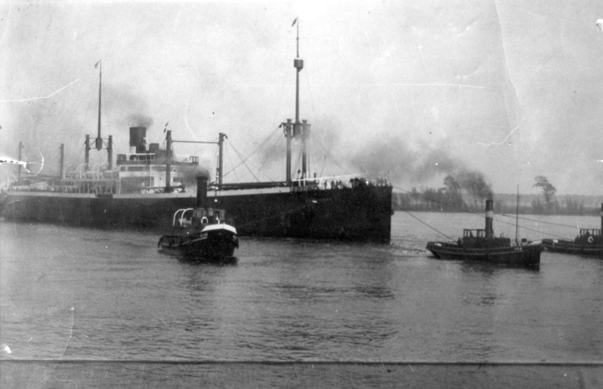 Frakteskipet "Historia" på havne i Rotterdam i 1930. Flere mindre båter rundt.