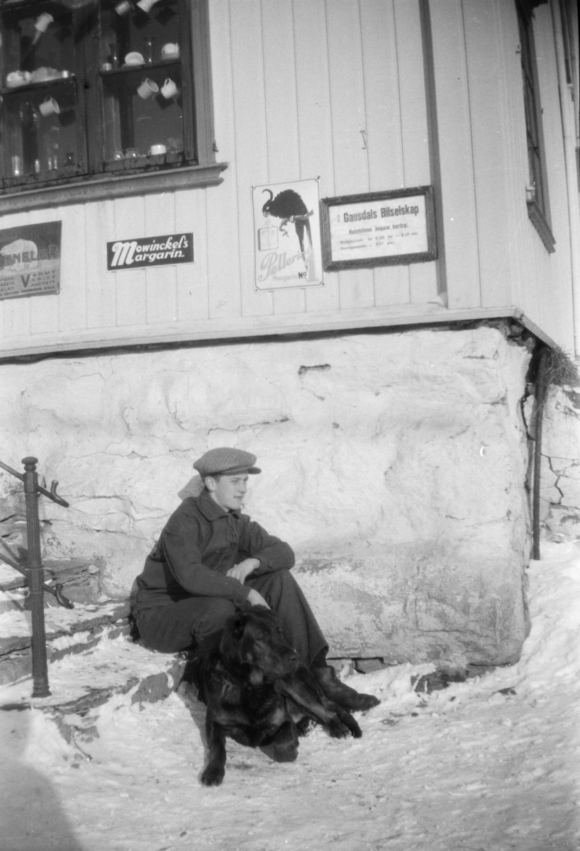 Steinar Wold og hunden Max på butikktrappa på Linjordet