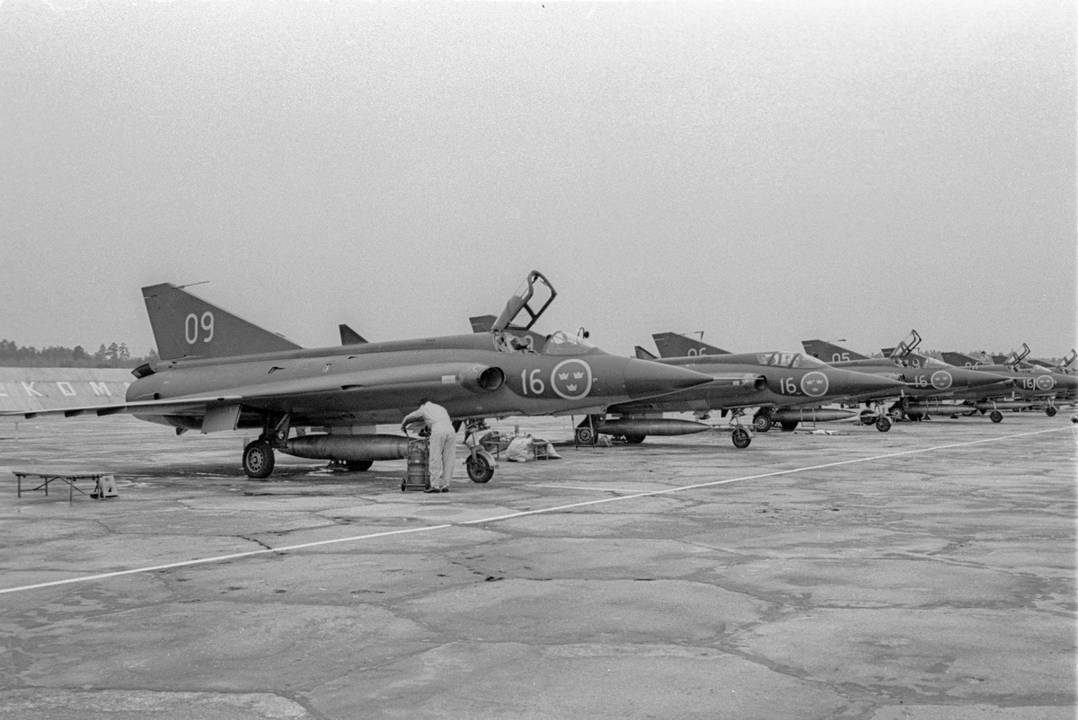 Åtta flygplan J 35 Draken på landningsbana på sovjetisk flygbas. Flygplan märkt nummer 09 i förgrunden. Vid Kungliga Upplands flygflottiljs besök vid sovjetisk MiG-21-bas den 16 mars 1972.