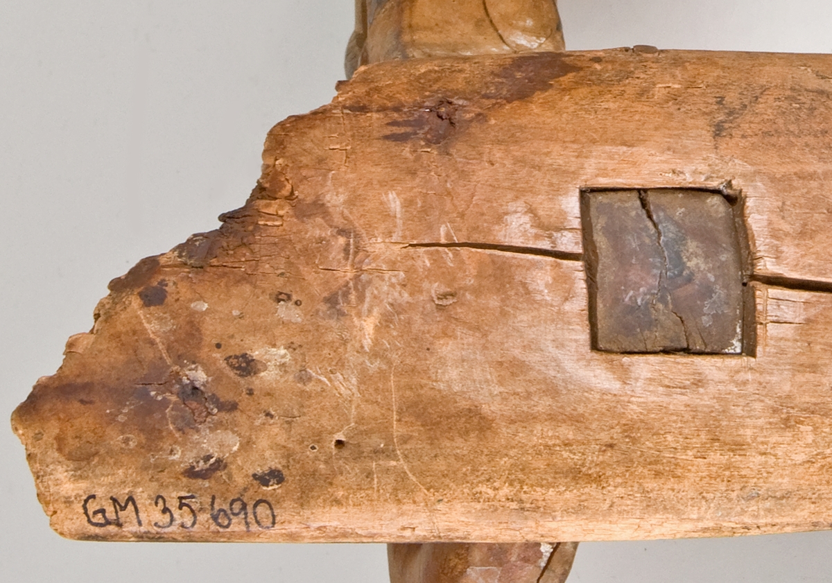 Selkrok av trä med delvis bevarad målning. Enligt givaren ursprungligen från Järvsta by, Valbo socken i Gästrikland.