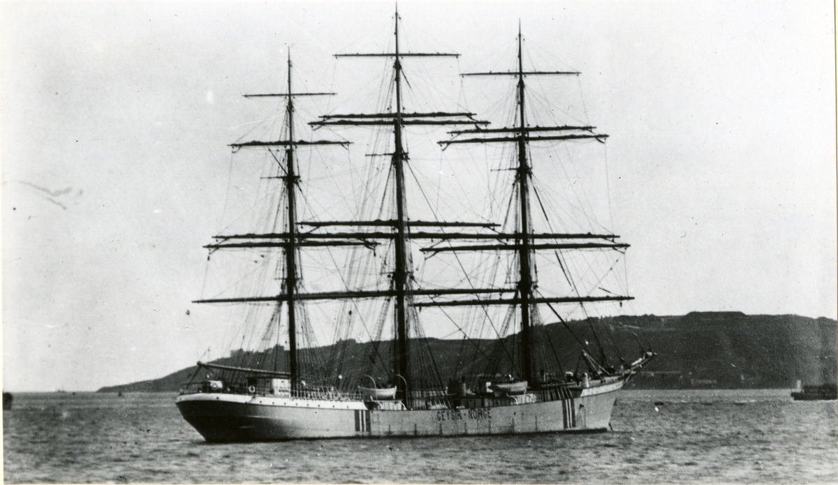 Fullrigger "Geysir" (b. 1902) liggende til ankers utenfor ukjent kyst.
