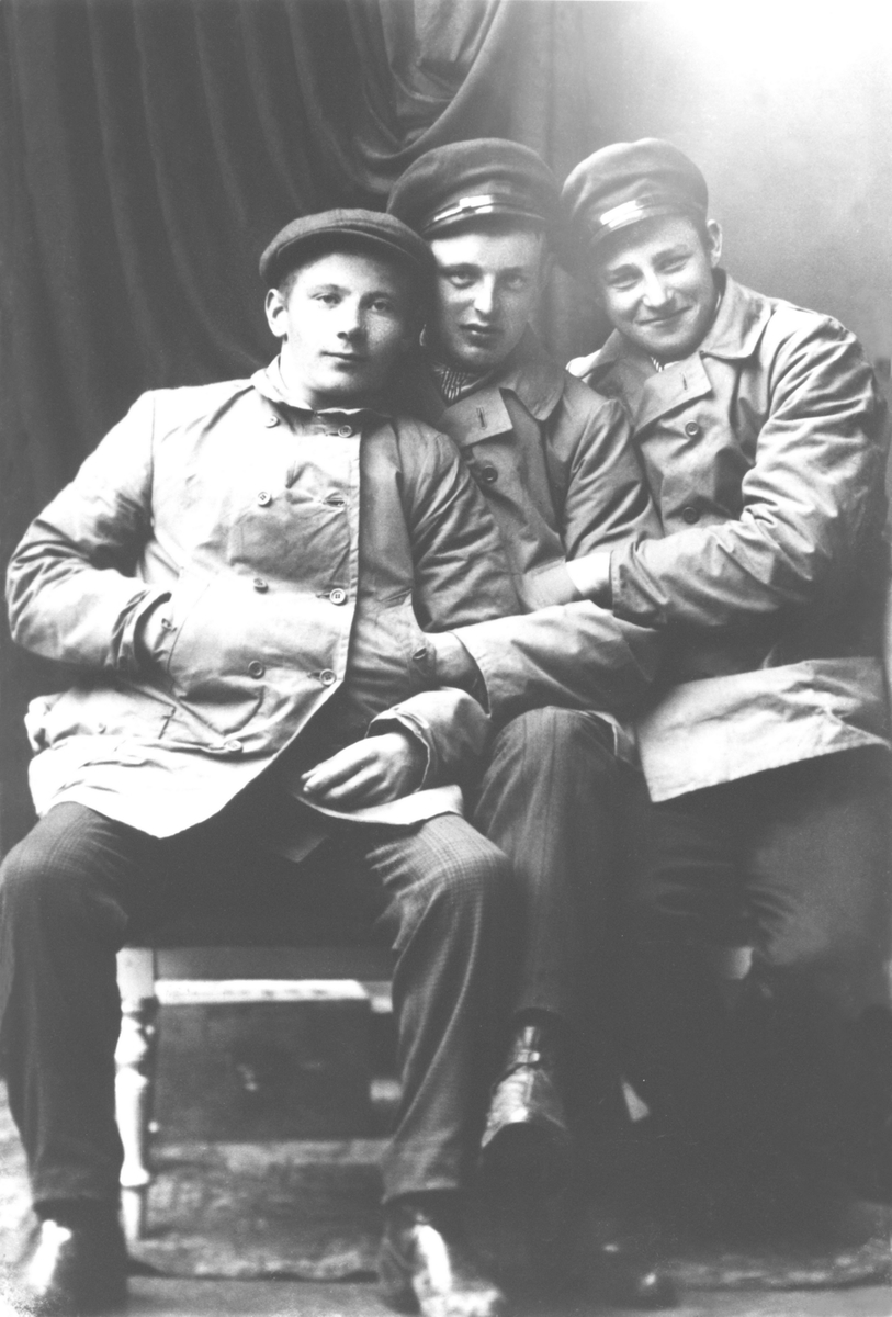 Mannen til venstre er Oluf Andreas Olsen, f. 1890.