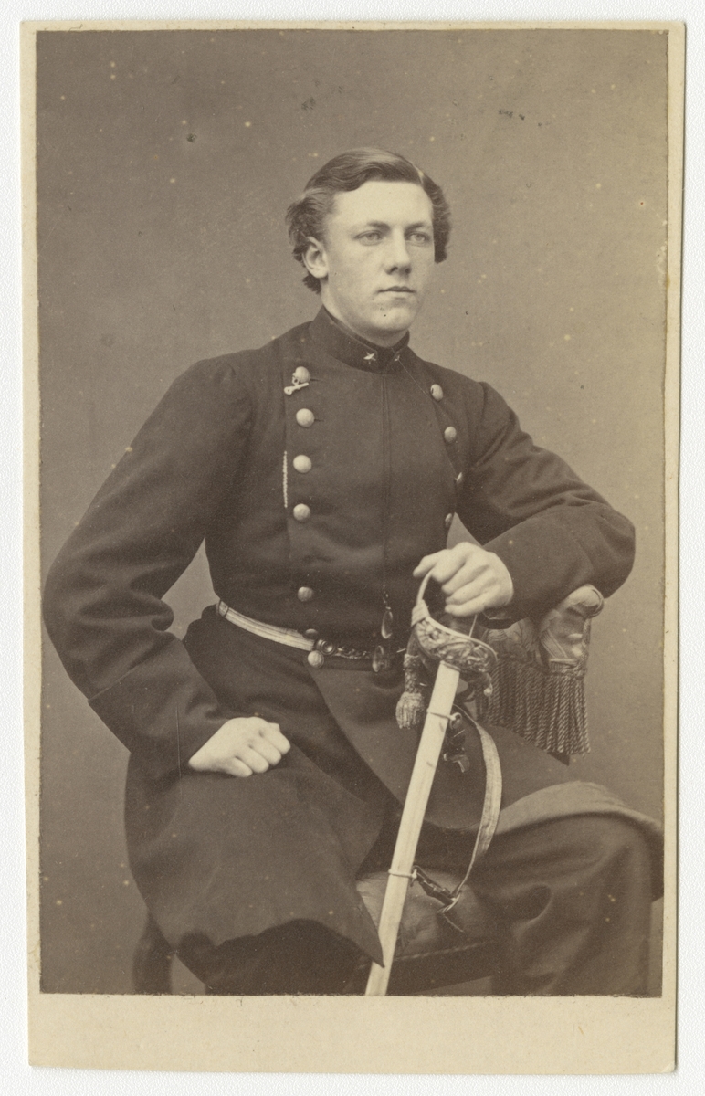 Porträtt av Carl August Schenström, underlöjtnant vid Västmanlands regemente I 18.

Se även bild AMA.0008465.