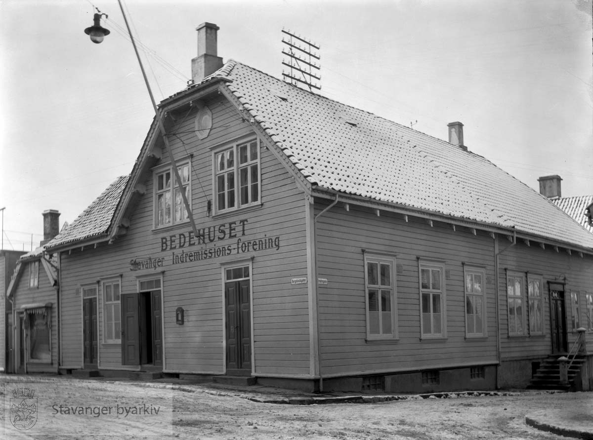 Eiendommen tilhørte Dr. Mohr før den ble kjøpt av Stavanger Indremisjonsforening i 1909 og innredet til møtelokale med plass til ca. 800 mennesker. Fikk tilnavnet ”Bedehuset.” Innviet i 1909.