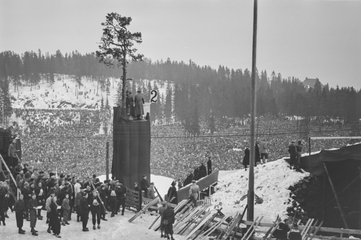 Holmenkollrennet 1939. Litt av folkemengden som overvar skirennet.