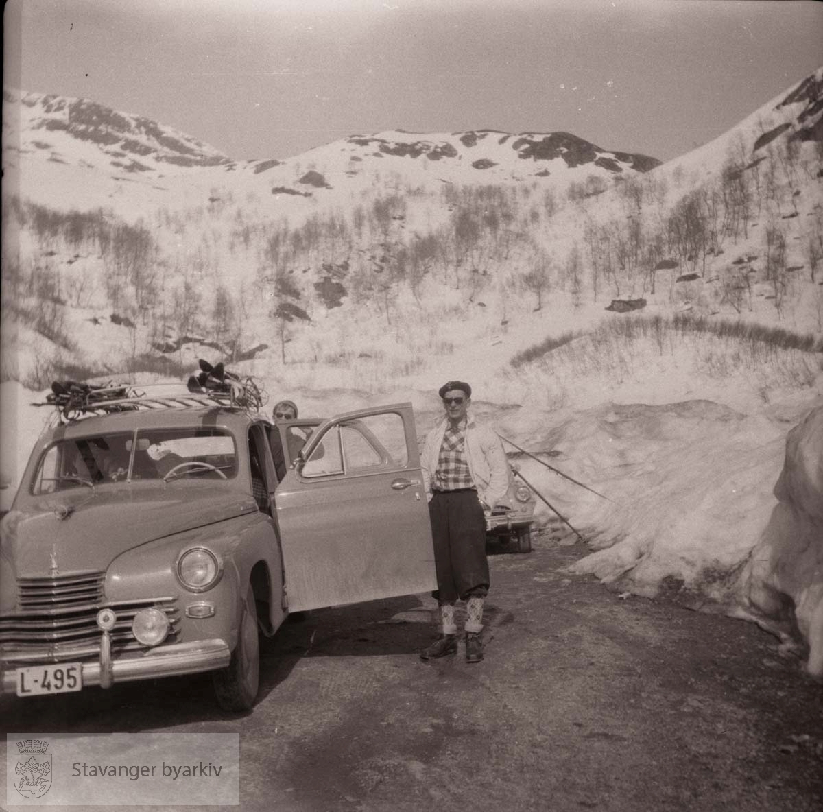 Vinterlandskap, gammel bil, kjennemerke L-495
