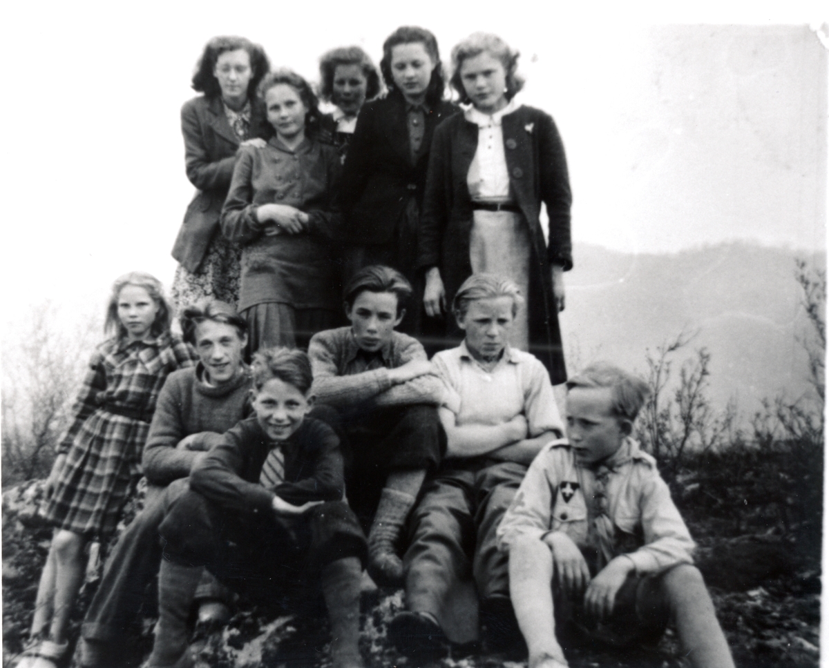 Ungdommer i Skrolsvik i Senja. 1949.