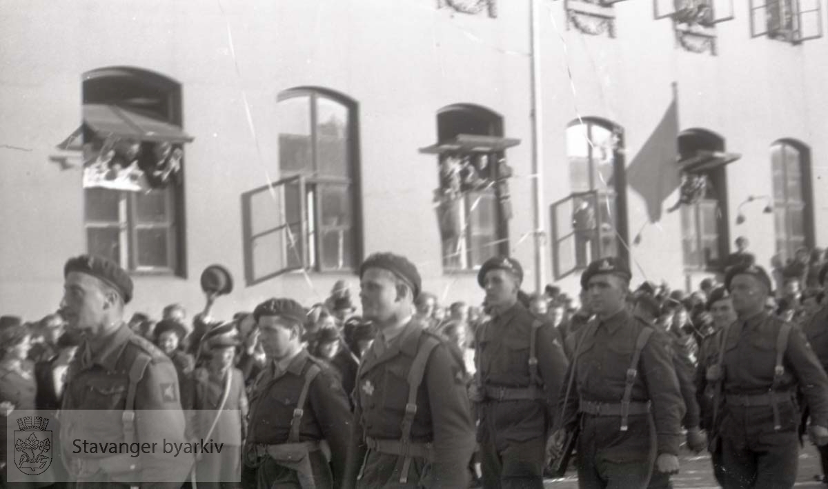Tatt kort tid etter frigjøringen fra okkupasjonen , .2. verdenskrig. Fredsdagene 1945..Militærparade gjennom sentrum.