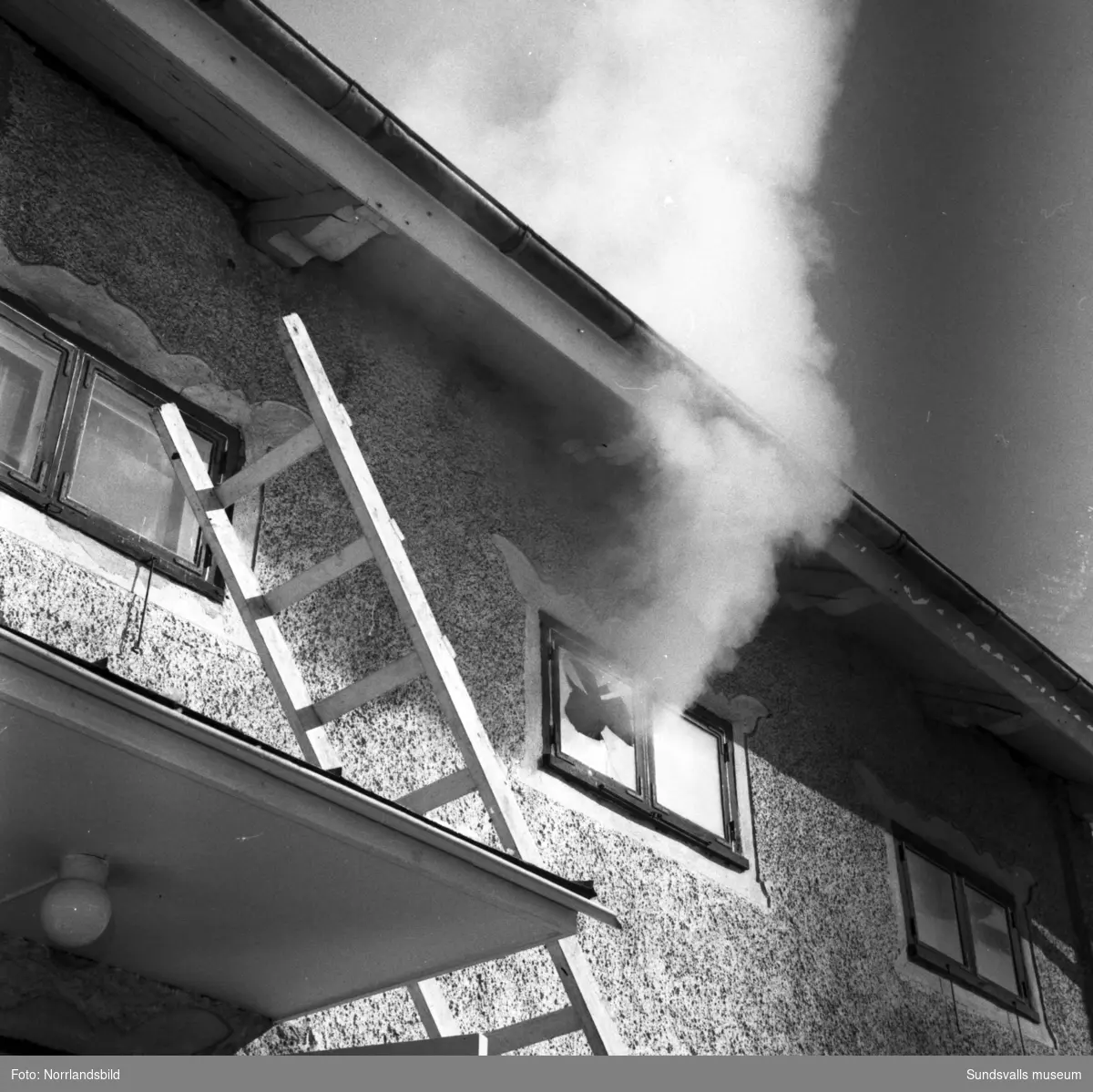Släckningsarbete vid en eldsvåda i ett bostadshus i Sund.