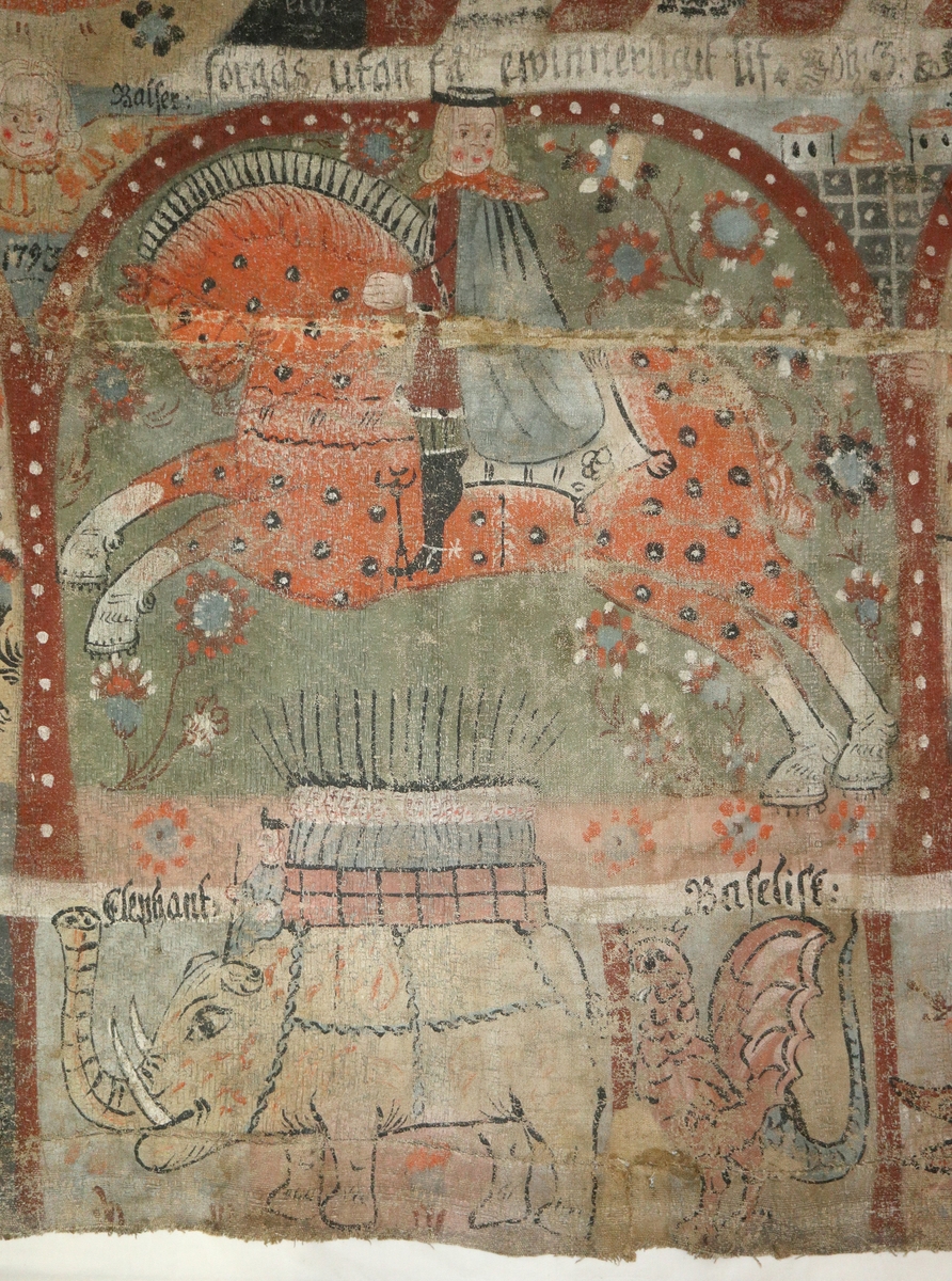 Bonadsmålning av konstnär i Allbo-Kinnevaldgruppen målad i tempera - pigment, ägg och ev mjöl (Nyström, 2012:150-151)  på en skarvad och återanvänd linnedrätt, hängklädnad eller väggbonad med tuskaftsväv i botten och blå geometriska mönster upphämta. Motiv med jesusbarnet de tre vise männen ridande i mitt och de visa o de fåvitska jungfruar ovanför, samt mytologiska djur i nederst raden.

Jämför målningen med bonadsmålningen L 1478 troligen av samma konstnär.