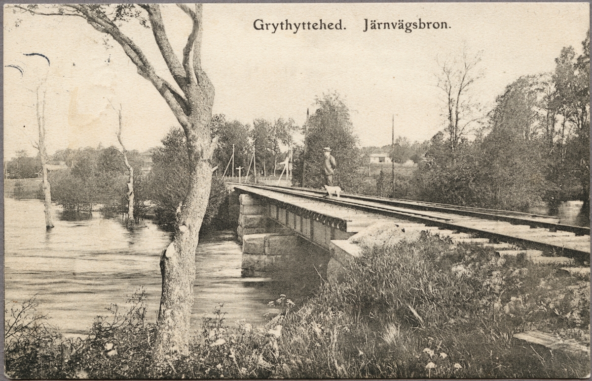 Järnvägsbro efter linjen vid Grythyttan.