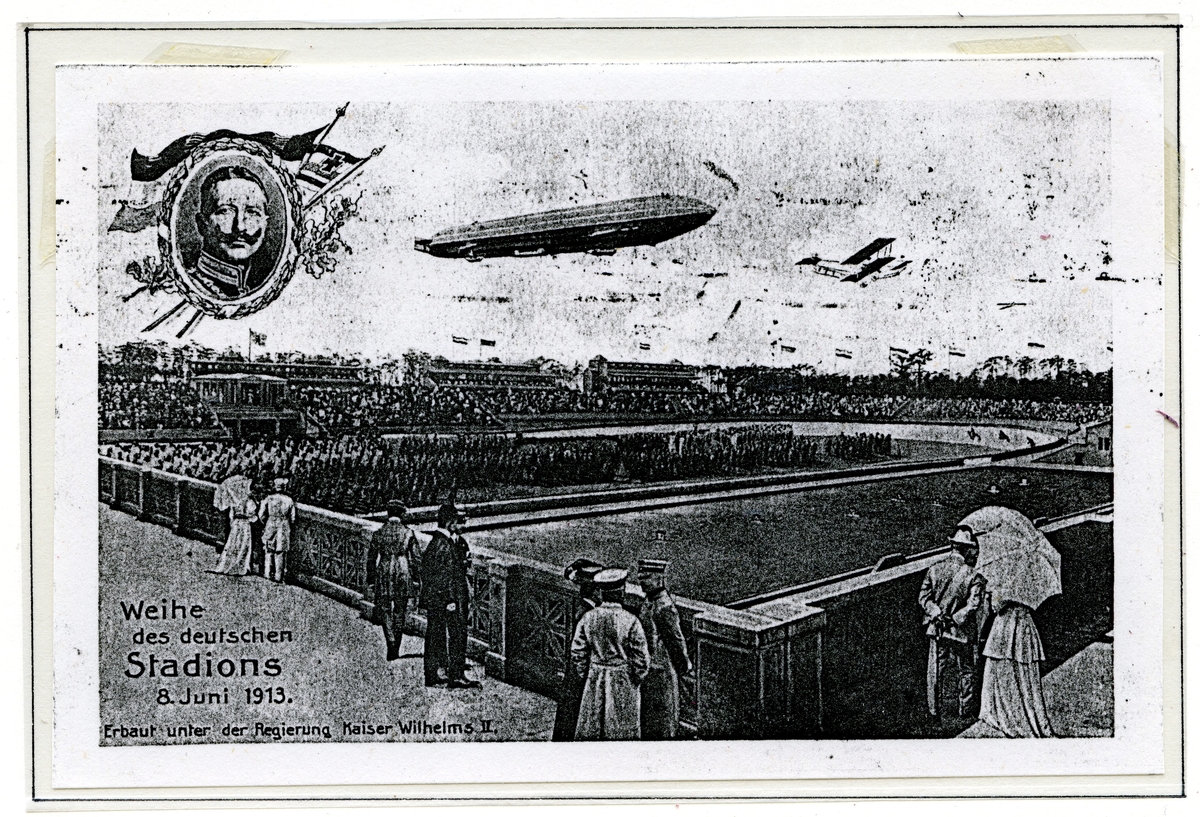 Postkort som viser bilde av et luftskip over Olympiastadion i Berlin 1913, og med mange mennesker på tribunene. Øverst til venstre på bildet er det et portrett av keiser Wilhelm II. Bildet øverst er en kopi av bildet på baksiden av postkortet under. Postkortet er frankert med et grønt frimerke med bilde av en kvinne i rustning.