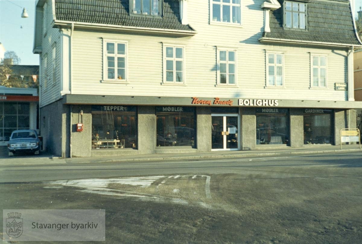 Bolighus var Norem Baades nye filial som åpnet 19.09. 1968. Butikksjef var Bjarne S. Onarheim. Utskilt fra PA293.