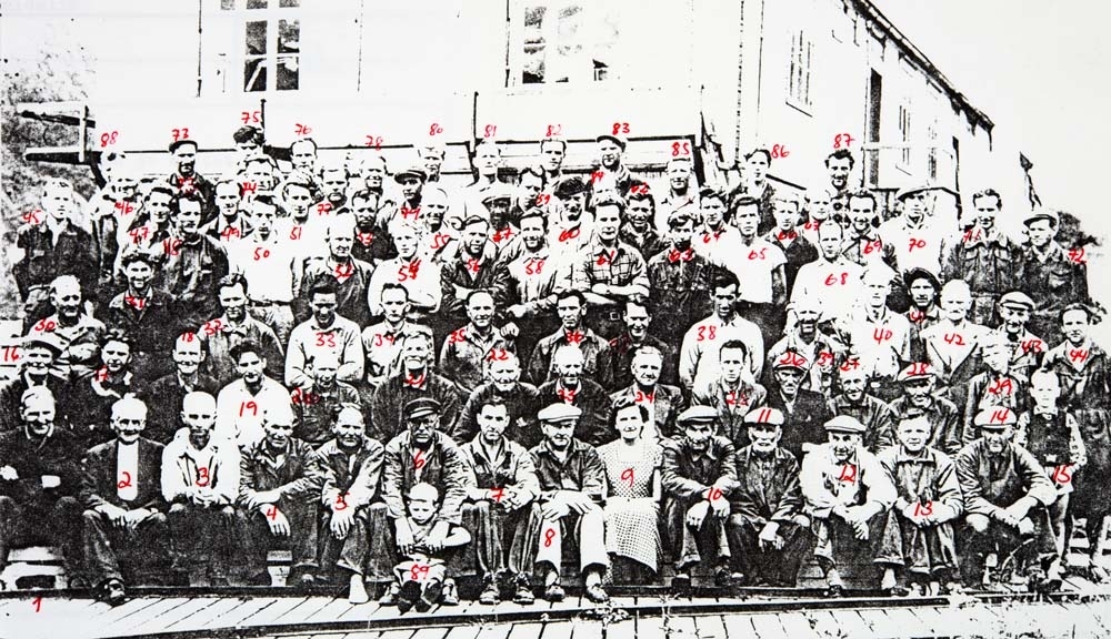 Gruppebilde av arbeiderne på Nesbruket i Mosjøen, 1952. Navn på arbeiderne i tilleggsteksten.