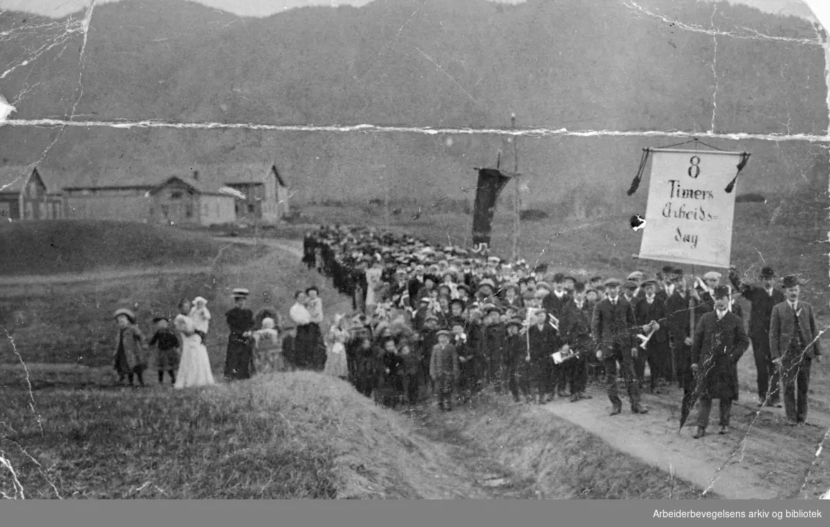 1. mai-demonstrasjon i Hvittingfoss, Buskerud, ca. 1910. Parolen er "8 Timers arbeidsdag".