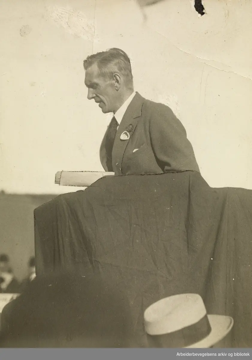 Oscar Torp på talerstolen, 1. mai 1927