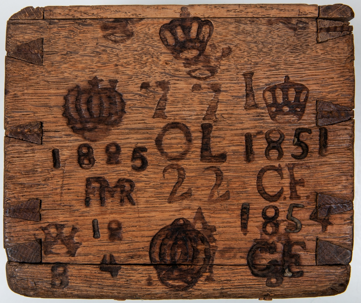 Kubiskt träkärl, krönt första gången 1771, sista gången 1854.
Av ekträ, laxad i kanterna, grova naglar av trä och järn i botten.
Volymen ökad i ovankant med trälist.