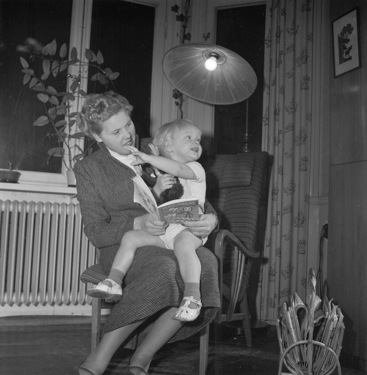 Kvinna och pojke läser en bok, Uppsala 1952