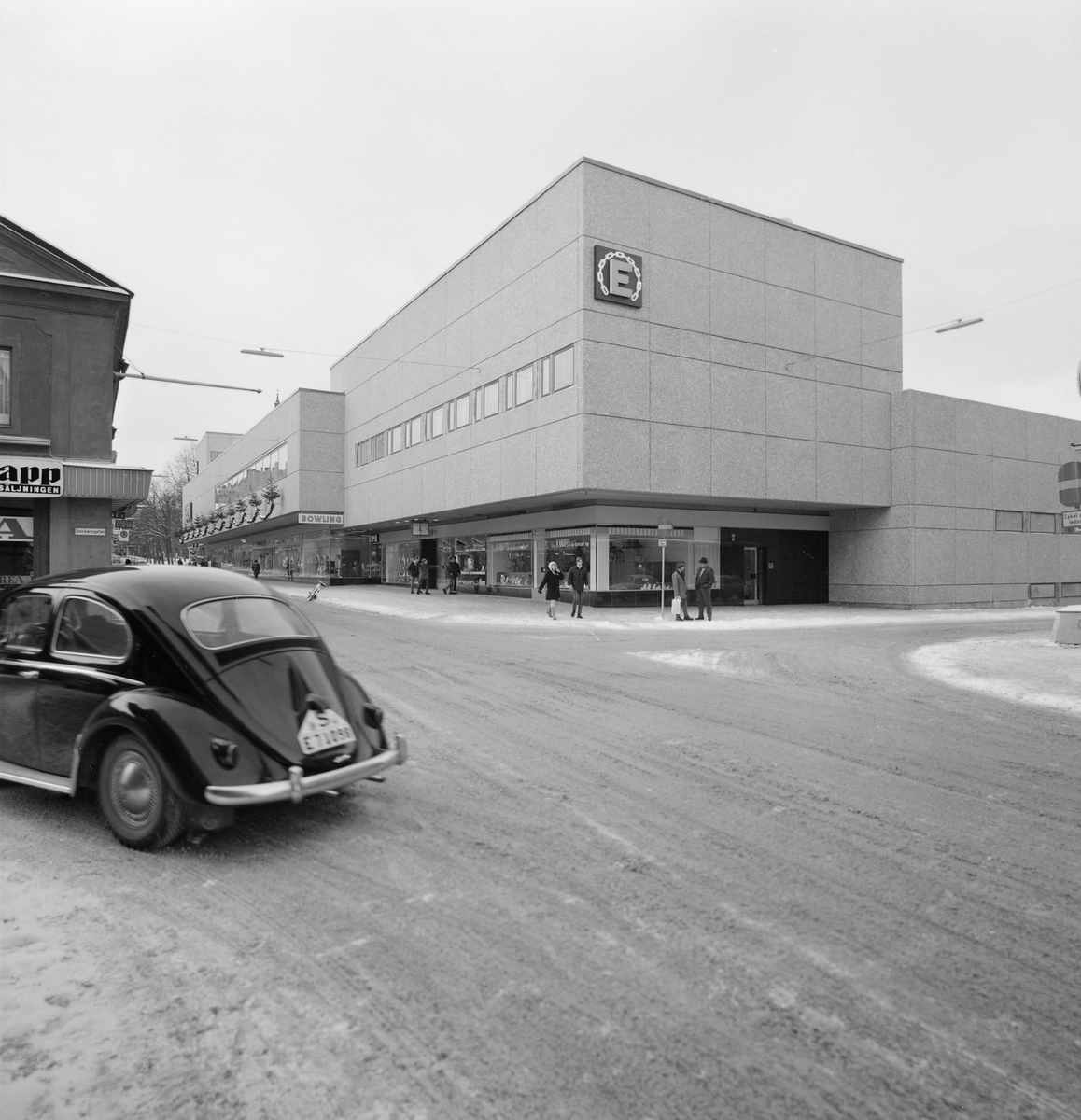 År 1966 flyttade varuhuskedjan EPA in i nya lokaler i Linköping. Vid tiden för bilden har det gått några år och inom kort kommer kedjan köpas upp av Åhlénskoncernen och namnet ändras till Tempo.