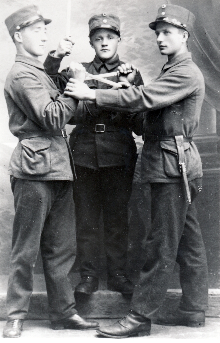 Tre soldater med bajonetter, Til høyre Oskar Lynghaug f.1901. Stonglandseidet. Bildet er tatt i Narvik 1922.