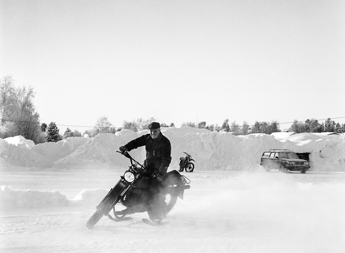 Teknikläraren, 1. fding Rolf Nordström provkör motorcykel med skidor. Teknikläraren Runo Wiklund intresserad åskådare.

OBS! tre bilder.