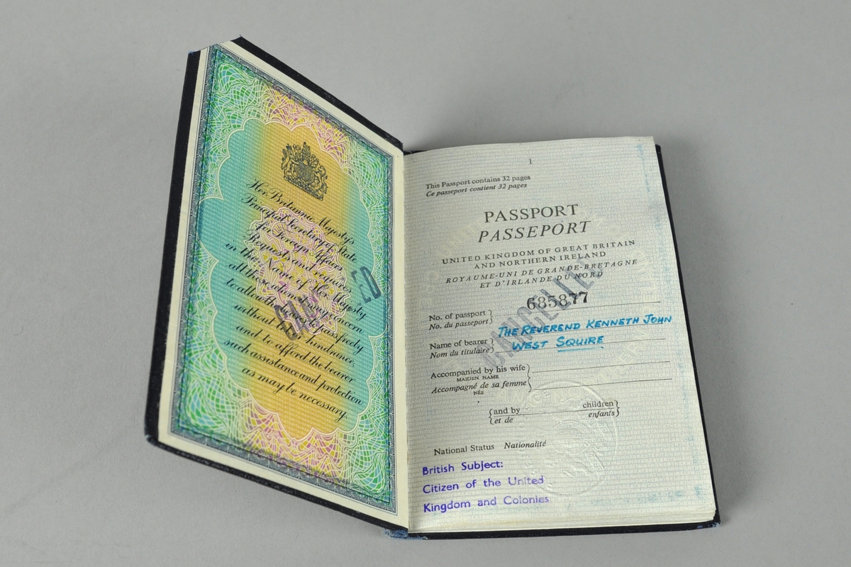 Svart pass utstedt i Storbrittania. Passet er stemplet utgått og øverste høyre hjørne er kuttet.