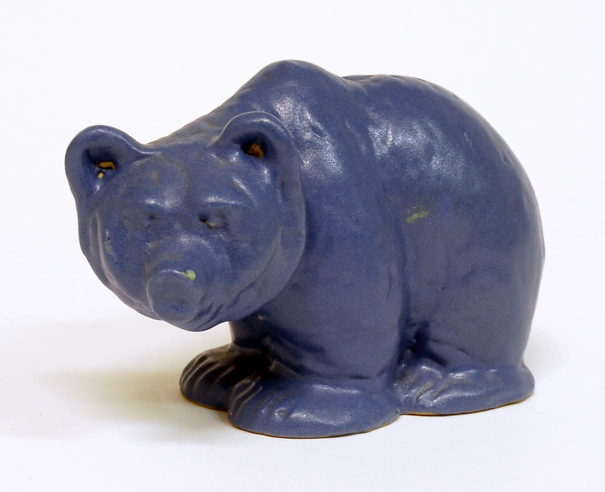 Figurin, björn, blå glasyr, lergods, formgiven av Märta Willborg, 1930-talet.
