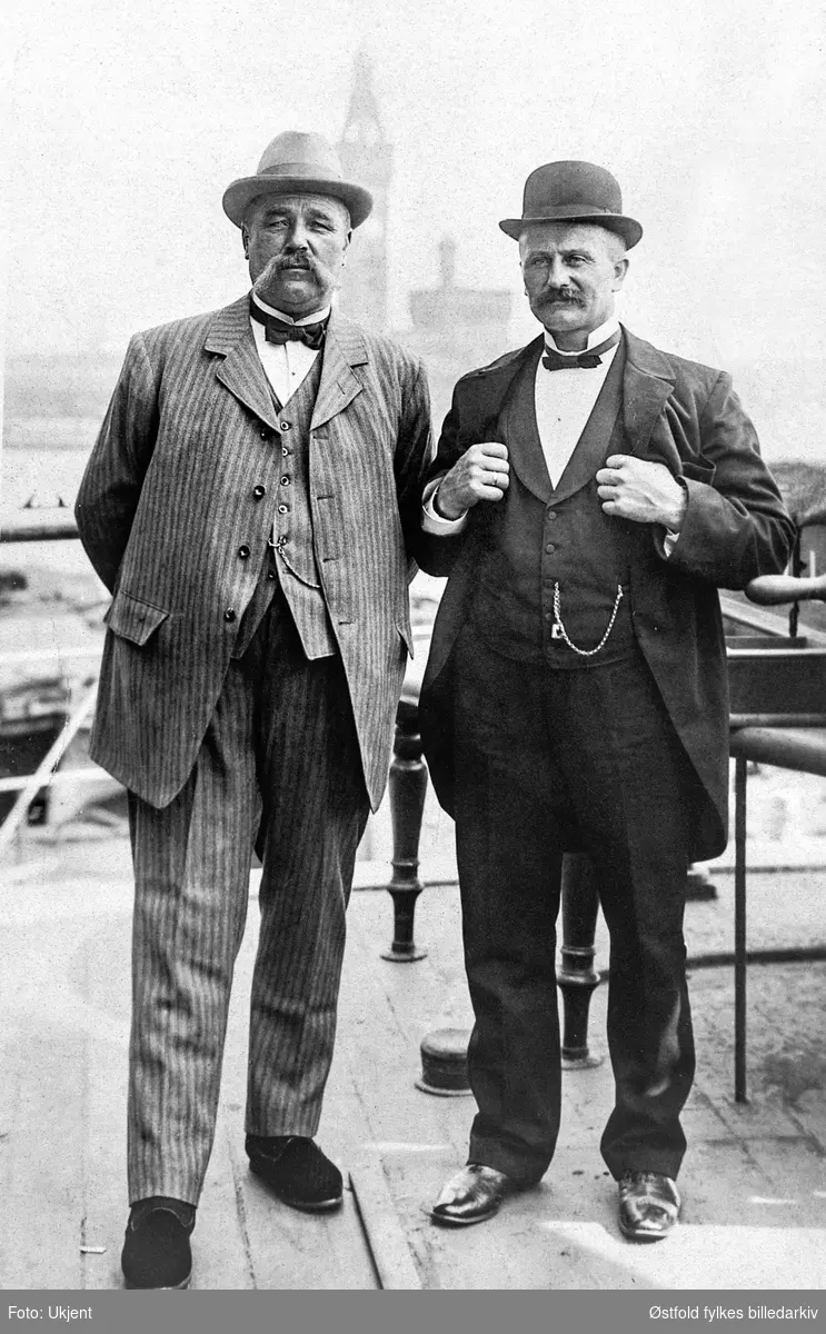 Portrett av Johan Marensius Karlsen skipper (til venstre) og reder Urdahl (til høyre) i Hamburg.  Bildet er tatt Ca. 1910.