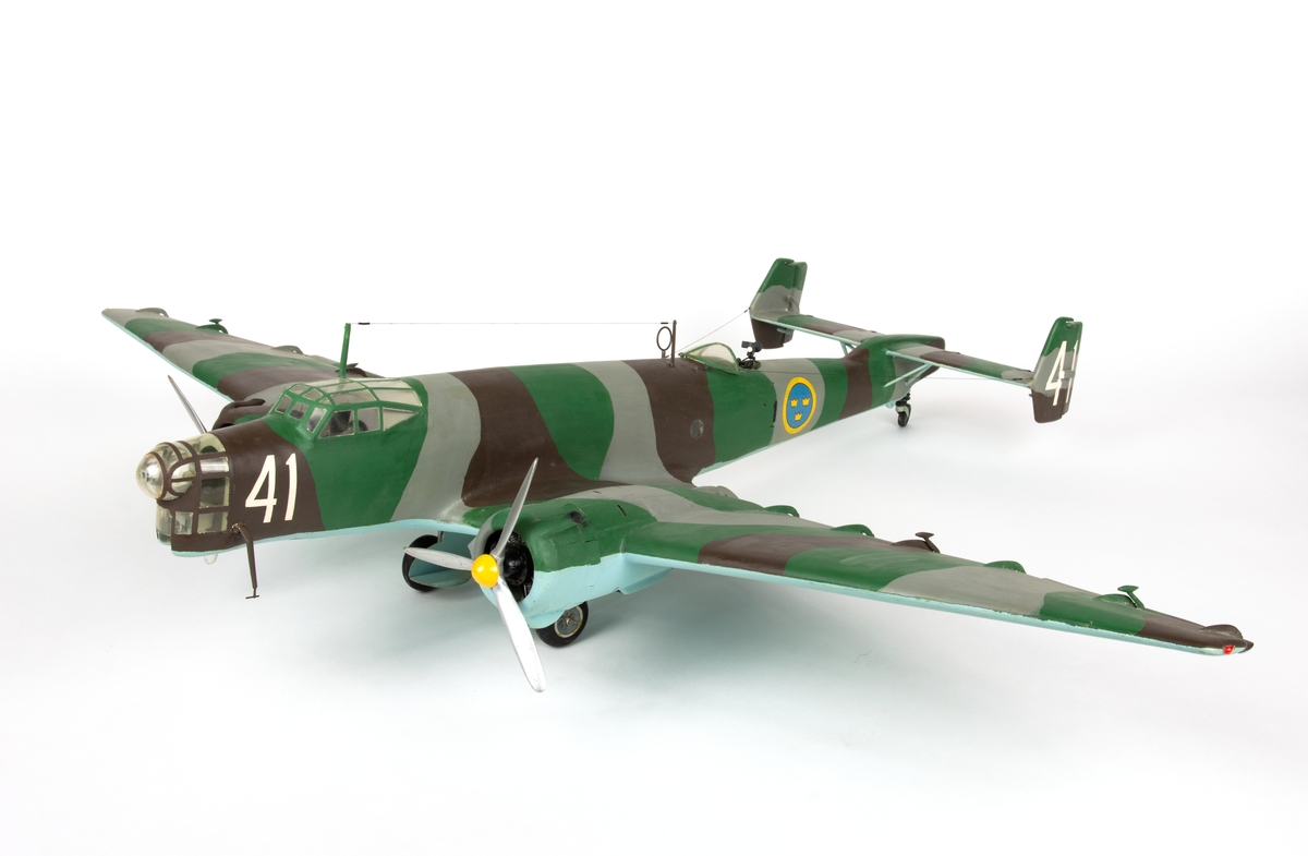 Flygplansmodell av B 3, Junkers Ju 86K. Modellen har siffran 4 på fenan och 41 på kroppen. Skala 1:24.