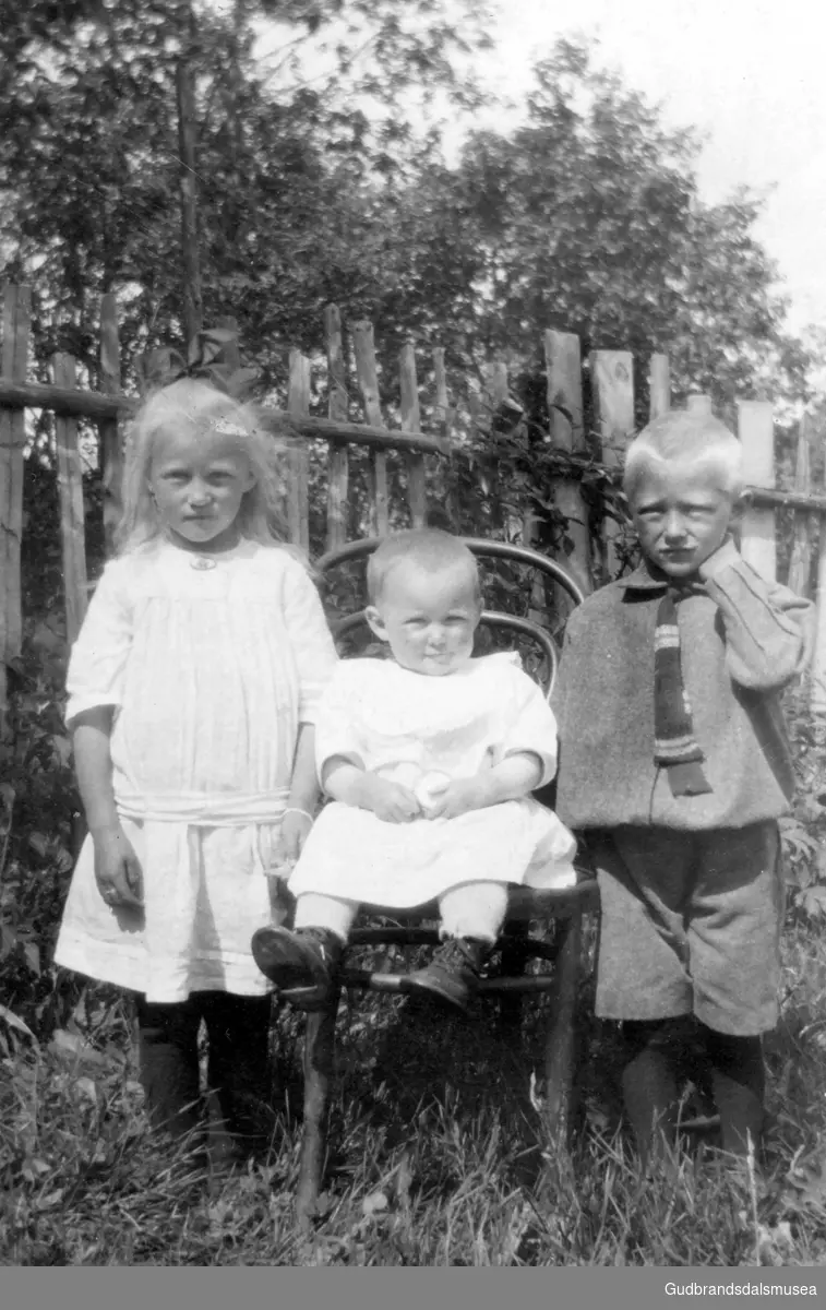 Tre søsken Hestdal frå Babylon i Ulekleiv. Frå venstre: Marit Killi, Astrid Aasen og Sigurd Hestdal.