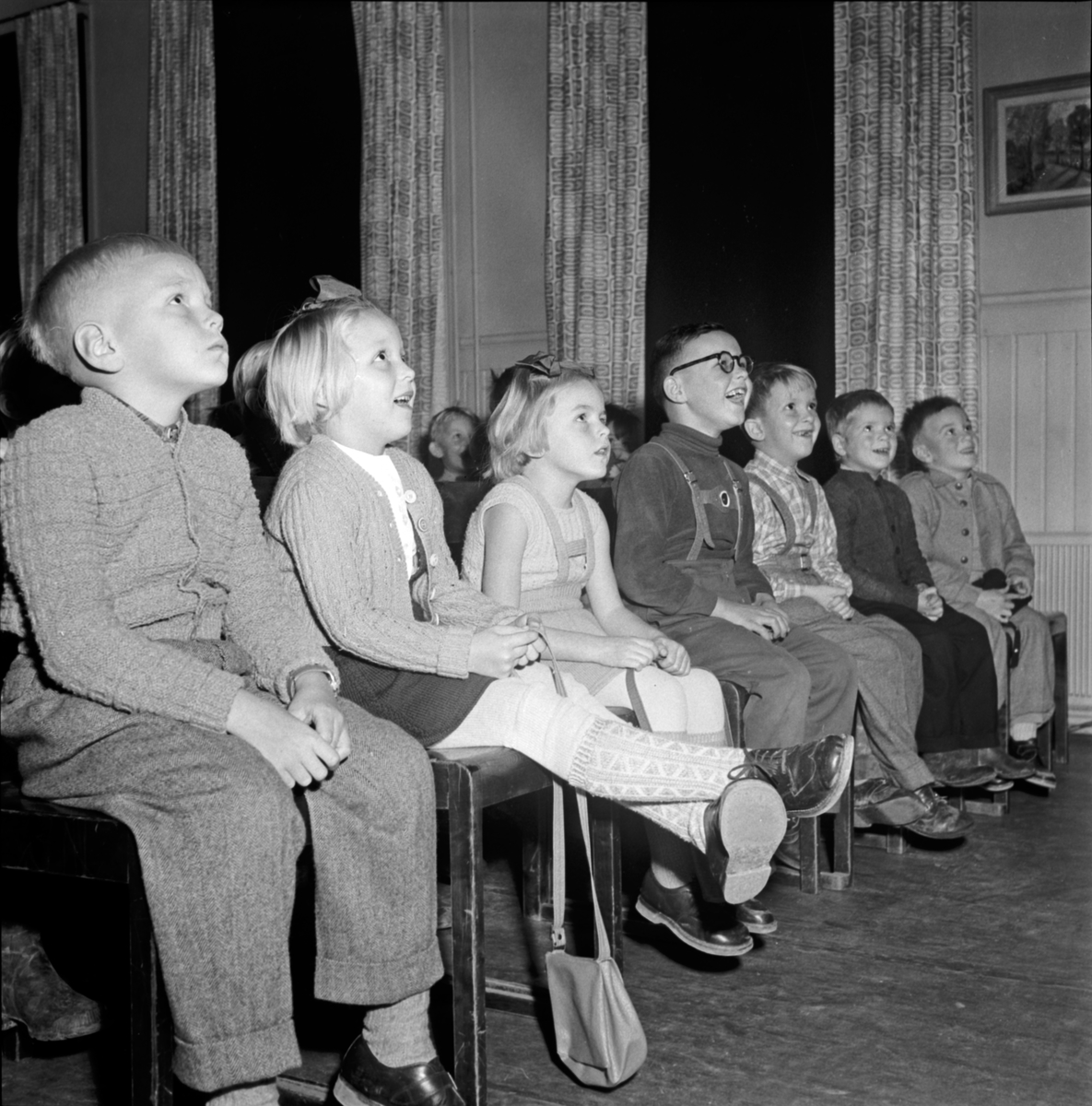 Lördagen den 14 november 1953 startade Vreta klosters barnfilmsklubb sin verksamhet i Fritidsgården i Ljungsbro. Att det var bra filmer som bjöds förstår man av de glada barnansiktena.
