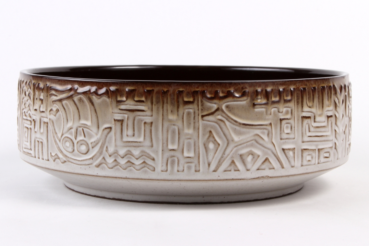 Skål som utvendig er dekorert med relieff som viser vikingmotiv.