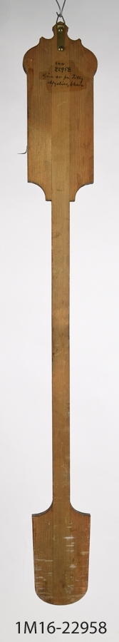 Barometer med rakt kvicksilverrör. Tillverkad av Emil Andersson, meterologisk instrumentmakare. Instrumentet mäter från "stark torka" till "orkan".