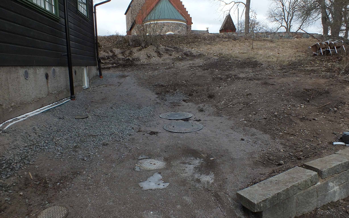 Arkeologisk schaktningsövervakning,  ytan norr om Odinsborg efter återfyllning, Gamla Uppsala. Uppsala 2018