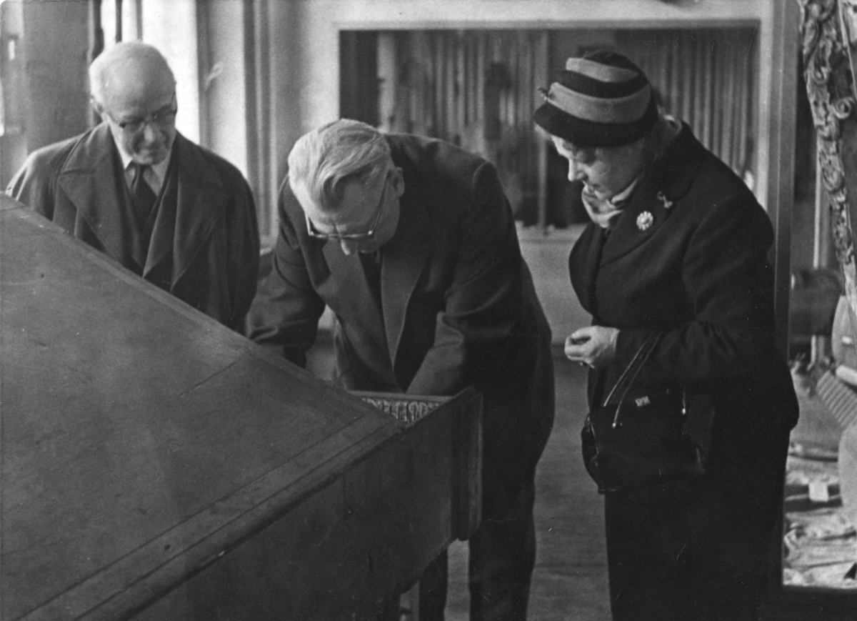 Fra besøk på Musikinstrumenten-museum i Lepzig i 1959.
Fra venstre: Fylkesmann Ivar Skjånes, Dr.Rubart og Victoria Bachke.