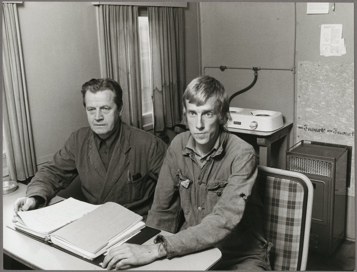 Från vänster: Gillis Algelin, Håkan Carlsson vid bordet.